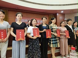 艳九天献爱心，总经理沈海燕参加“巾帼助学 放飞梦想”捐资助学仪式