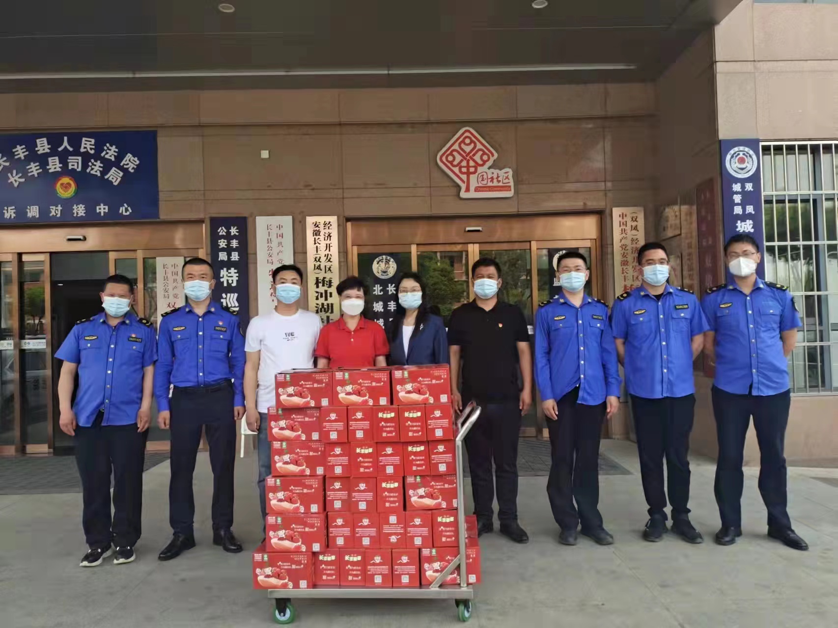 战疫有功 人间有爱 ——爱心企业慰问城管一线防疫人员