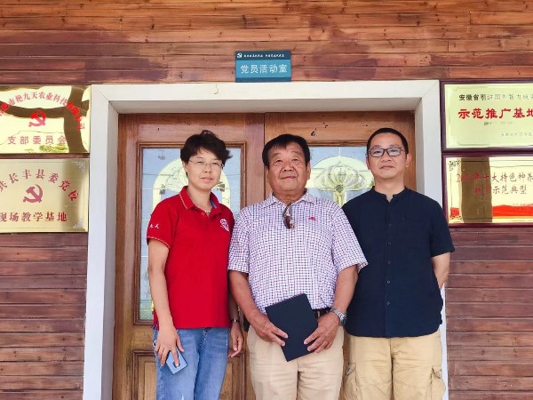 日本草莓大王上山优来艳九天做草莓育苗及种植技术指导